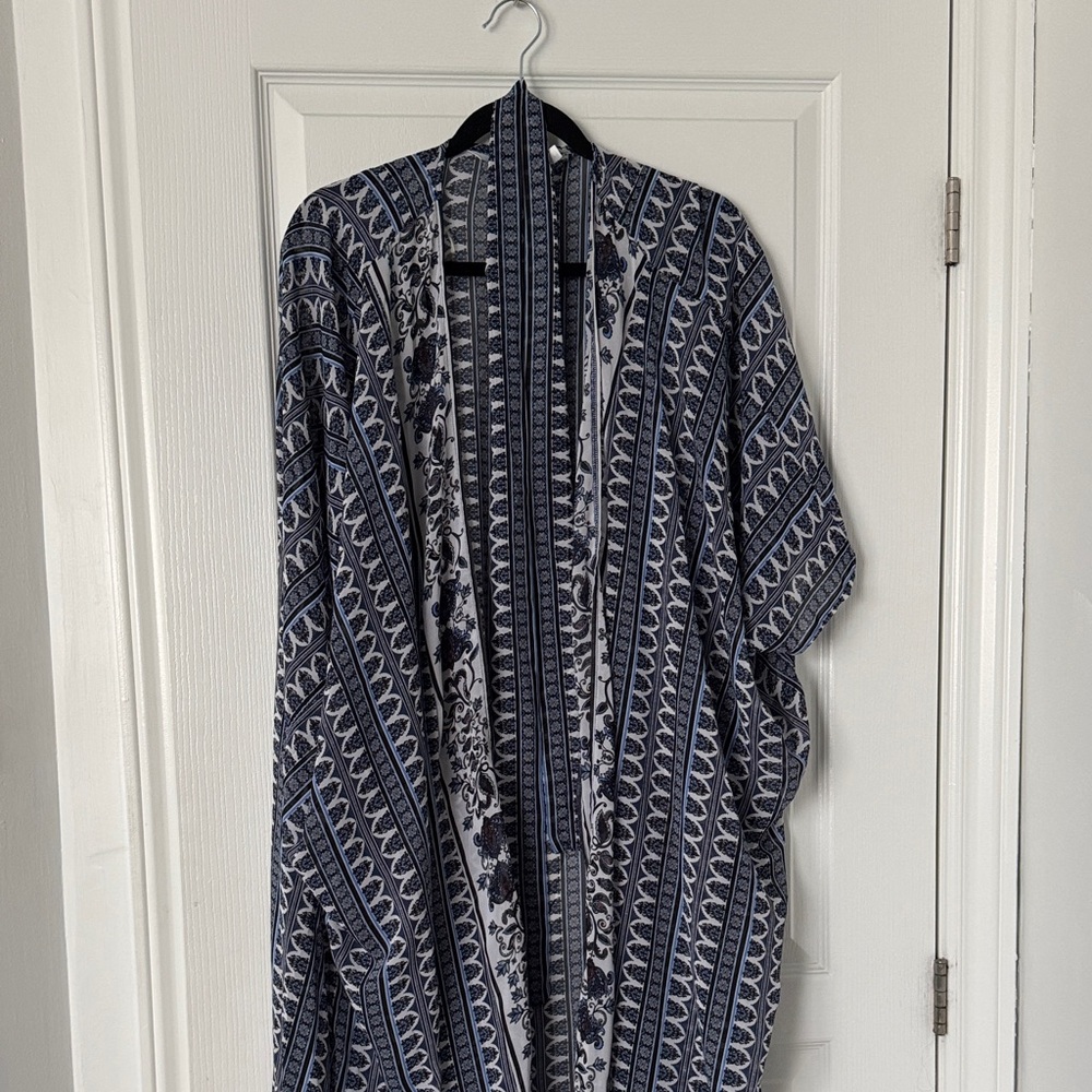 La Vie En Rose Blue and White Kimono